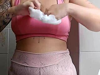 vou chamar vizinho pra ver minha buceta inchada no shorts apertado
