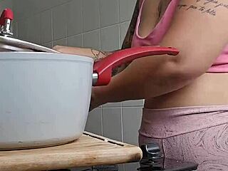 vou chamar vizinho pra ver minha buceta inchada no shorts apertado