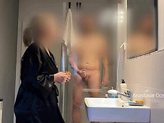 Μητριά μπαίνει μαζί μου πιάνοντας άντρα να κάνει μαλακία στο μπάνιο voyeur πλάκα