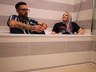 Nerdy Livie Dives into Bath for Steamy Backstage Interview