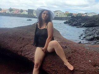 curvy teen dresses sexy flashes hairy pussy lips masturbates publicly on beach photoshoot?