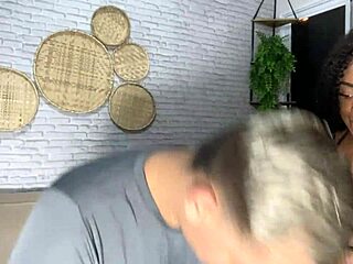 depois da MASSAGEM relaxante, empregada transa LOUCAMENTE com patrão no sofá