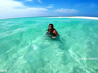 Marina Gold's beach tease hints at wild public squirting fun