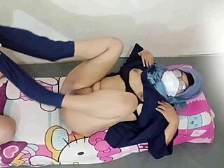 Sexy Indonesian tante's viral steamy passion