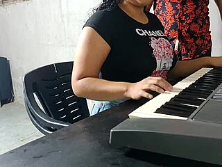 TECLADO PROF CASTIGA JOVEN ALUMNA DESOBEDIENTE con LICK PUSSY y DOGGYSTYLE RIDE