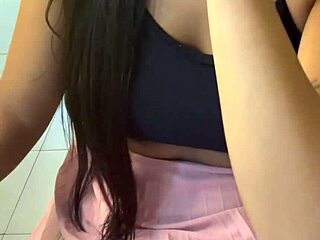 Esposa gozando no pauzão do negão no motel enquanto corno filma tudo?