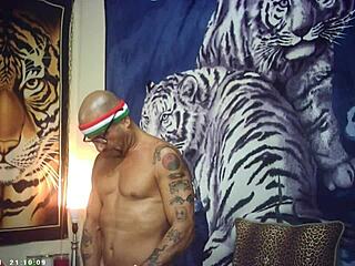 yo maxxx loadz, ever tried stroking that machine backstage like a real italian bodybuilder?