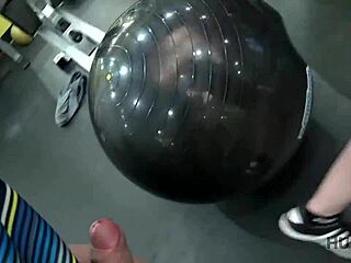 Intense Pickup: Sporty Petite Linda Sweet Fucks for Cash