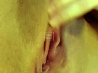 Loira's huge ass spreads wide showing pink pussy up close