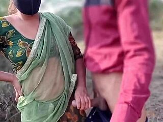 Pados wali bhabhi spreads big pussy wide for rough jungle chudai pounding