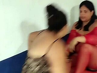 la madrastra curvy con culo grande prueba sexo lésbico con su hijastra tetona por primera vez en video real
