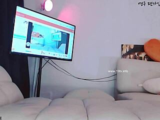 Korean Bj Neat Fingers Pussy To Squirting Orgasm On Webcam Show