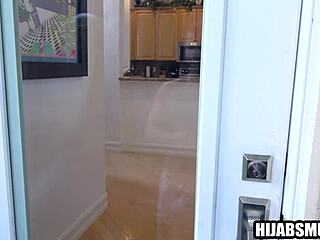 watch this muslim housewife deepthroat her trainer?