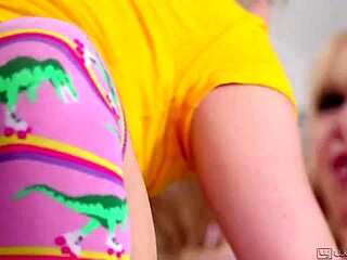 Scarlett Sage and Kenzie Reeves Scissor Shaved Pussies to Loud Orgasms