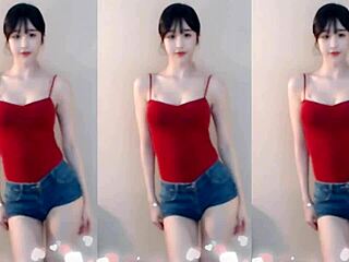 wanna see this sexy chinese girl bouncin up n down tits? 