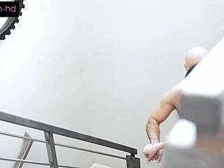 Latina Schlampe spreizt nasse Pussy für Doggystyle Creampie