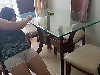 cuñada latina puta colombiana con cameltoe gigante me seduce mientras limpia la casa le encanta mi verga y leche en miami!!