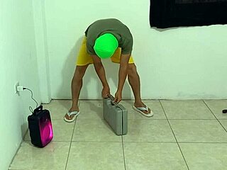 oyyy cumplire mi gran fantasia... observe a mi hijastro haciendo aerobicos en su depa, entre y lo coquete con ganas de follar su big ass