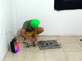oyyy cumplire mi gran fantasia... observe a mi hijastro haciendo aerobicos en su depa, entre y lo coquete con ganas de follar su big ass