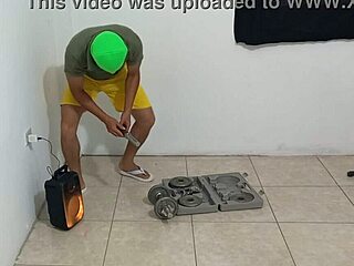 oyyy cumplire mi gran fantasia... observe a mi hijastro haciendo aerobicos en su depa, entre y lo coquete con ganas de follar su big ass