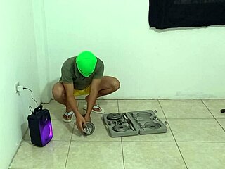 oyyy cumplire mi gran fantasia... observe a mi hijastro haciendo aerobicos en su depa, entre y lo coquete con ganas de follar su big ass