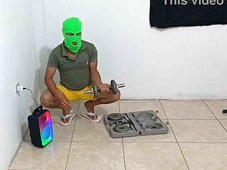 oyyy cumplire mi gran fantasia... observe a mi hijastro haciendo aerobicos en su depa, entre y lo coquete con ganas de follar su big ass
