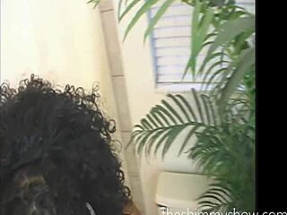 Island Trinidad Hottie Foxy Roxy Gives Steamy Ebony Shower Blowjob!