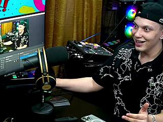 Ruan sniffs Alexa Araujo's wet pussy fingers her in hot podcast tesao