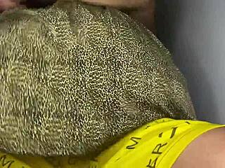 que brisa flexível sentou no pau gostoso no pelo sem camisinha