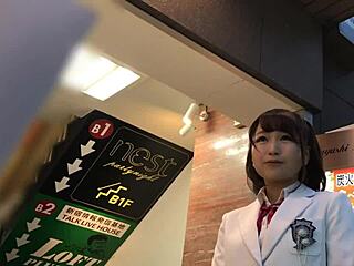 【超貴重】秋葉原の地下アイドルの特典会の様子。顔射ありの裏オプション 1