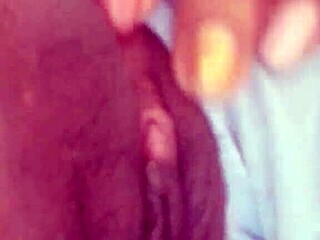 una jovencita ardiente se masturba para calmarse