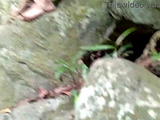 बुड्डी चाची को जंगल में तालाब में नहाते टाइम पब्लिक के बीच चुदाई किया