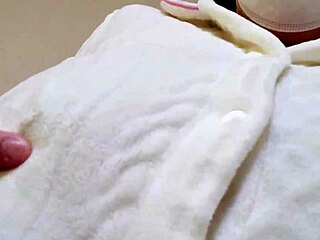 A MARRIED WOMAN MASTURBATES WITH A DILDO