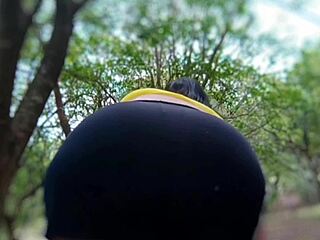 Bbw brasileira se masturba no parque com dildo enorme e tetas grandes