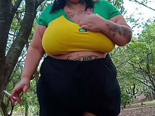 Bbw brasileira se masturba no parque com dildo enorme e tetas grandes