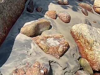 as morenas gostosas de biquini fio dental na trilha da praia deserta deliciosas