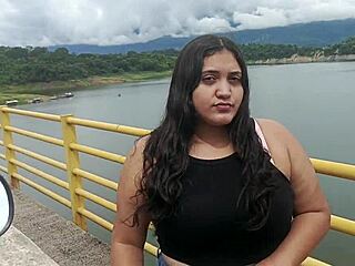 chica abandonada es auxiliada y follada por desconocido