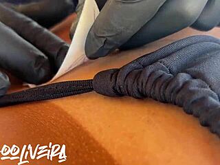 loirinha pagou a tatuagem com a buceta lisinha