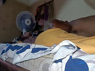 jeune femme africaine aux gros seins et aux gros cul ce fait generouses se fait remplir le trou du cul