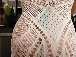 me puse algo sexy mientras lavaba platos y no se aguanto para cogerme
