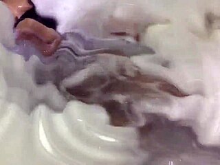Morena na banheira de espuma sensualizando