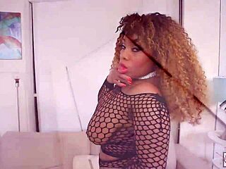 Latinalainen Angelina Castro tuhoaa Ms Yummyn pillun strap-onilla