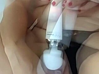 mon vibro pour mon clito et un lush pour ma chatte