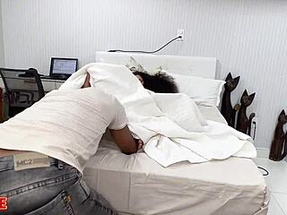 Casada gostosa de buceta cabeluda num ménage com o marido corno e um amigo
