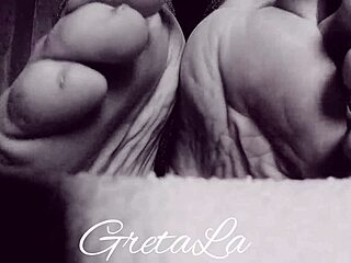 a piedi nudi fetish feet