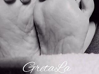 a piedi nudi fetish feet