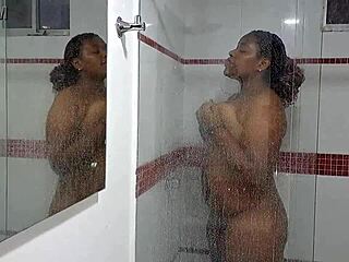 Grabo A Mi Hermanastra Duchandose En Casa