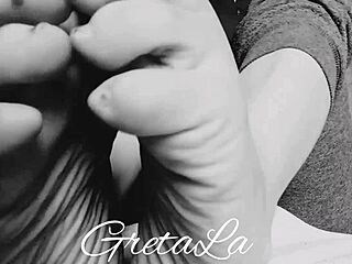 a piedi nudi fetish feet
