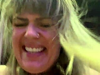 Mulher na academia toda suada que chega tem q tirar a camisa de tao molhada q ta escorria pelas perna a buceta toda melada eos maronbas n�o parava de olha pra sua buceta melada