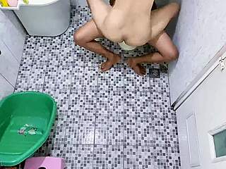 ngintip tetangga ngentot di kamar mandi